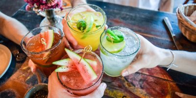 Čtyři lidé si přiťukávají pivními margaritami