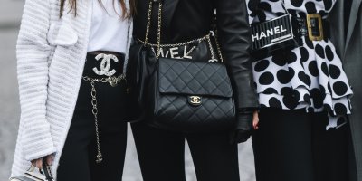 Tři ženy, z nichž dvě mají pásek Chanel a jedna kabelku Chanel