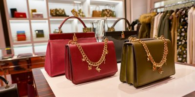 Čtyři kabelky Michael Kors vystavené v obchodě