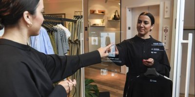 Výběr produktů přes zrcadlo v H&M