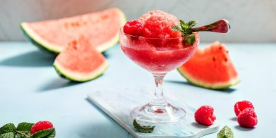 Sorbet z vodního melounu v pohárku se lžičkou