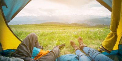 Mužské a ženské nohy trčí ze stanu