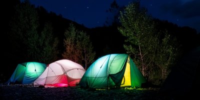 Různé konstrukční typy stanů v noci