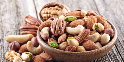 Miska plná rozličných oříšků