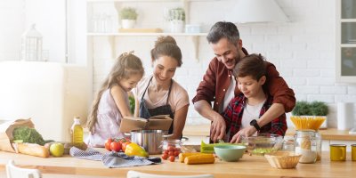 Rodiče s dětmi připravují ovoce a zeleninu