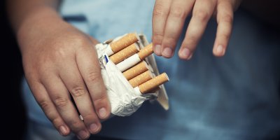 Dítě držící krabičku cigaret