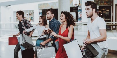 Skupina přátel s plnými nákupními taškami