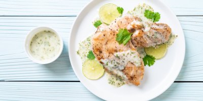 Kuřecí prsa přelitá smetanovo-limetkovou omáčkou