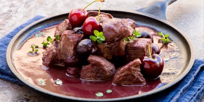 Hovězí stroganoff s třešňovou omáčkou a čerstvými třešněmi