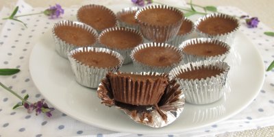 Domácí čokoládové košíčky na talíři