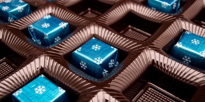 Ledová čokoláda zabalená v modrém obalu s vločkami