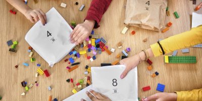 Děti vysypávají kostky lega z papírových pytlíků