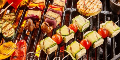 Špízy s tofu a zeleninou na grilu