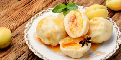 Meruňkové knedlíky na talíři, badyán