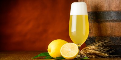 Sklenice s radlerem, sud, citrony a obilí