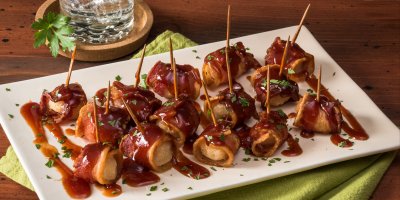 Talíř vodních kaštanů ve slanině s párátky a omáčkou