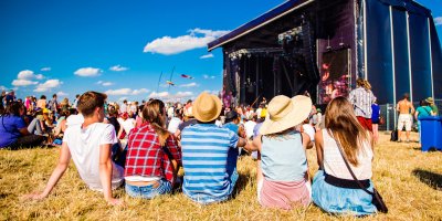 Skupina přátel pozoruje stage na hudebním festivalu