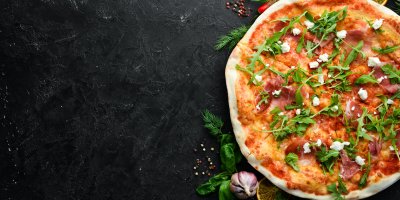 Pizza se sušenou šunkou, sýrem a rukolou