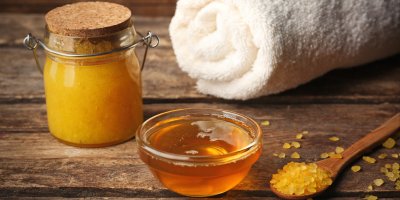 Med v malé sklenění mističce, srolovaný ručník, maska z medu ve sklenici, sůl