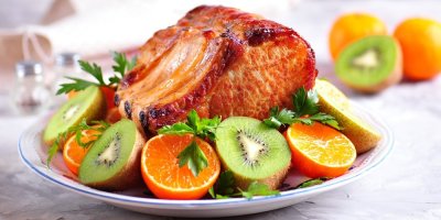 Pečené maso obložené ovocem