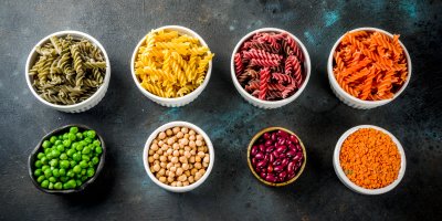 Hrachové, fazolové, čočkové a cizrnové těstoviny, hrách, fazole, čočka a cizrna v miskách