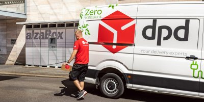 Přepravní dodávka společnosti DPD stojí před AlzaBoxem, které nyní používá pro přepravu svých balíčků