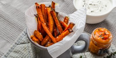 Mrkvové chipsy v hrnečku a vedle omáčky