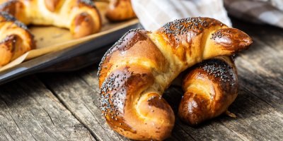 Loupáček na dřevěném stole