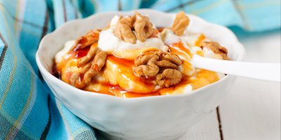 Řecký jogurt s medem a vlašskými ořechy