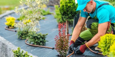 Muž montuje zavlažovací systém