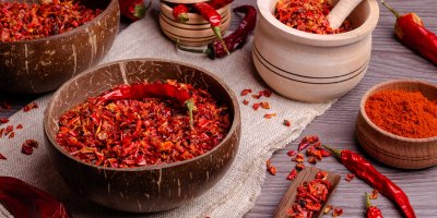 Dřevěné misky se sušenými chilli papričkami