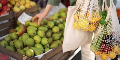 Žena si kupuje ovoce a zeleninu do síťovek