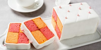 Menší rozkrojený zákusek potažený marcipánem