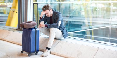 Smutný muž na letišti