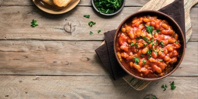 Mexické chilli fazole v misce na prkénku