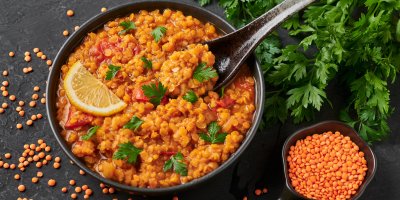 Indický dhál s citronem a koriandrem v misce, červená čočka 