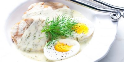 Koprová omáčka na talíři