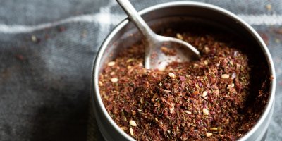 Kořenicí směs v hrnku a v něm lžička