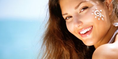 Žena má z opalovacího krému na obličeji udělané sluníčko