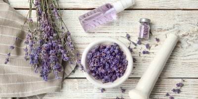 Levandule, sušené květy levandule v hmoždíři, levandulový domácí parfém v lahvičce