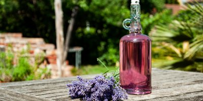Domácí levandulový sirup v lahvi, levandule