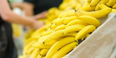 Trsy banánů v obchodě