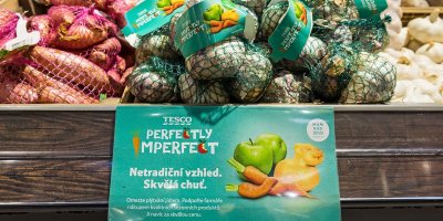 Regály s „ošklivým“ ovocem a zeleninou v hypermarketu Tesco, cedule s nápisy Perfectly Imperfect, Netradiční vzhled, Skvělá chuť