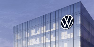 Výšková budova, na které je logo Volkswagenu