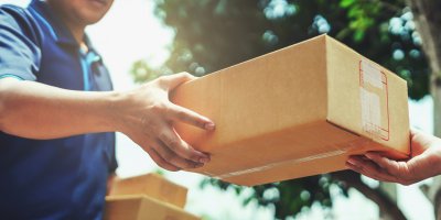 Kurýr předávající balíček