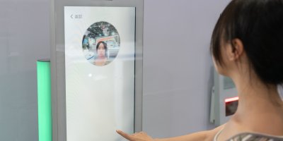 Žena si skenuje obličej na obrazovce