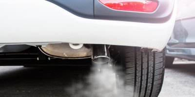 Kouřící výfuk auta
