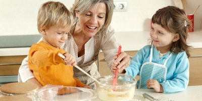 Žena peče s dvěma dětmi