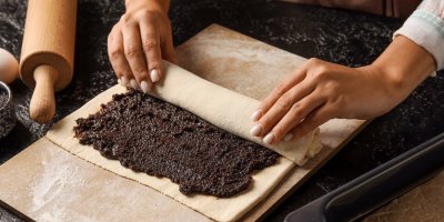 Žena dělá makový závin