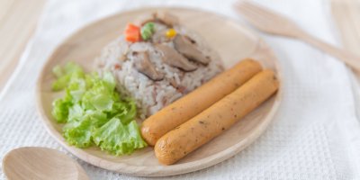 Veggie párky se salátem a rýží